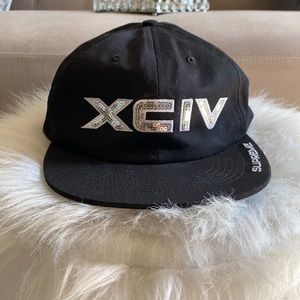 Supreme men’s black hat.